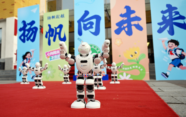 通过科技进讲堂激起学生对科技的兴趣引导他们在探究中生长