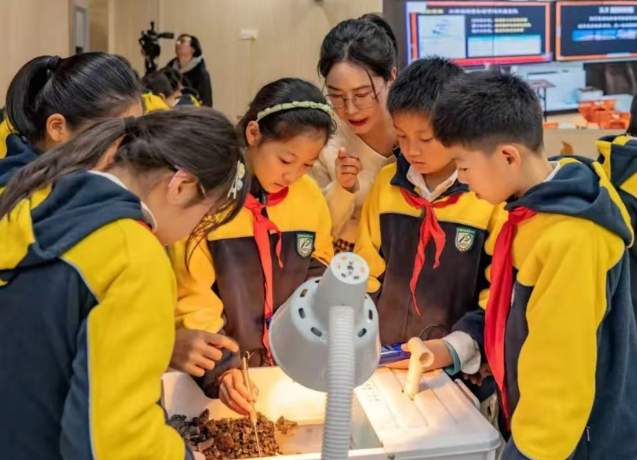 不同年龄段有不同的学习内容让学生们循