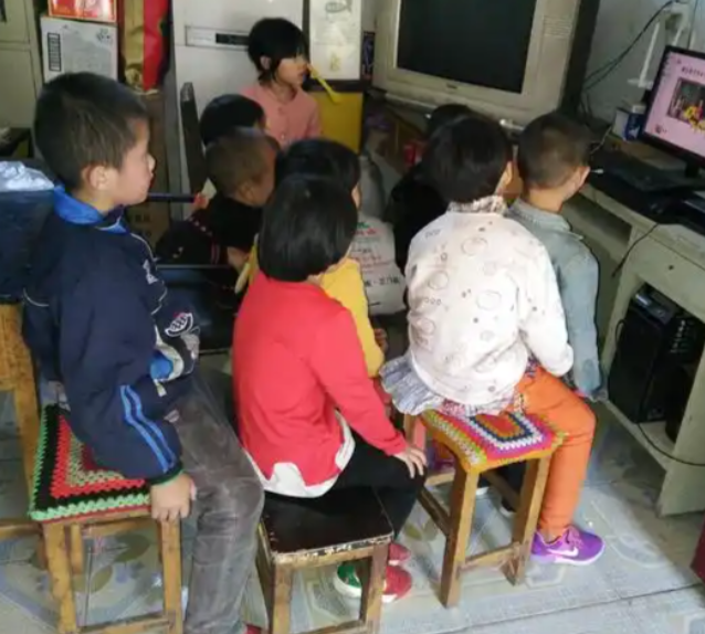深挖教育渠道功用价值从教师团队学科精准教育两大中心场景下手